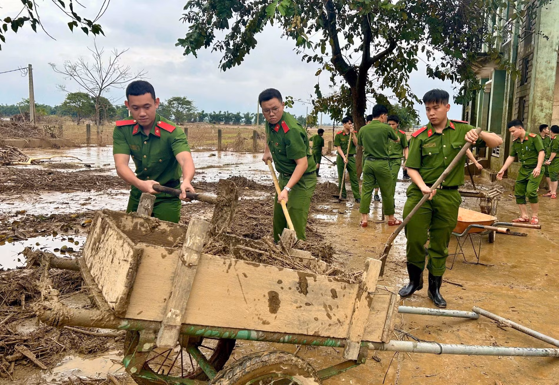 Trường Đại học Cảnh sát nhân dân chung tay cùng nhân dân vùng lũ Đà Nẵng -3
