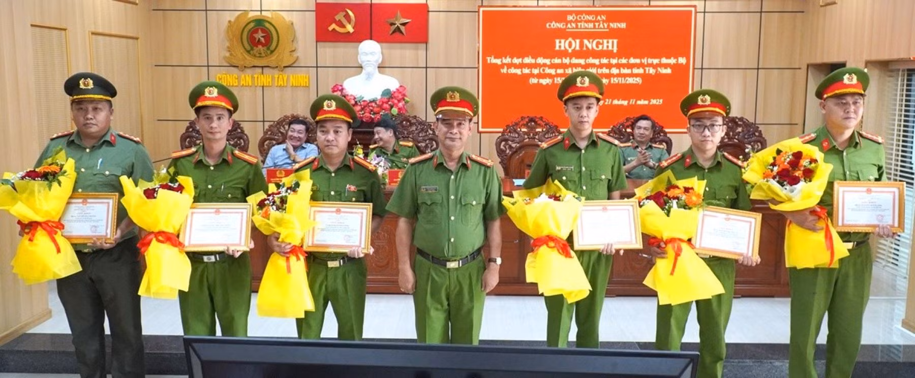 Khen thưởng 12 cá nhân xuất sắc đảm bảo ANTT các xã biên giới -0
