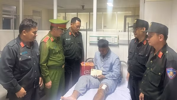 Trung đoàn CSCĐ Nam Trung Bộ không quản hiểm nguy vào tâm lũ hỗ trợ người dân