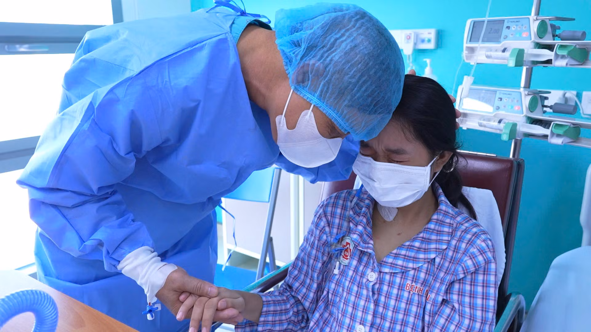 Bố không cùng nhóm máu hiến gan cứu con gái 20 tuổi -0