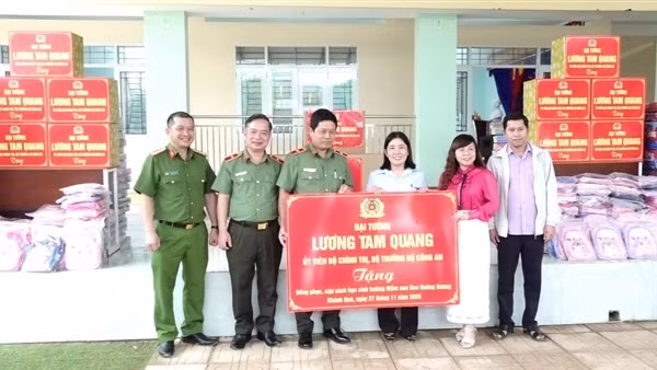 Trao quà của Bộ trưởng Lương Tam Quang tặng trường mầm non bị ảnh hưởng mưa lũ ở Khánh Hòa