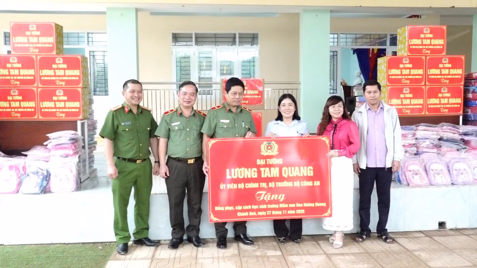 Đoàn công tác Bộ Công an tặng quà Trường Mầm non Hướng Dương ở Khánh Hòa bị ảnh hưởng mưa lũ -0