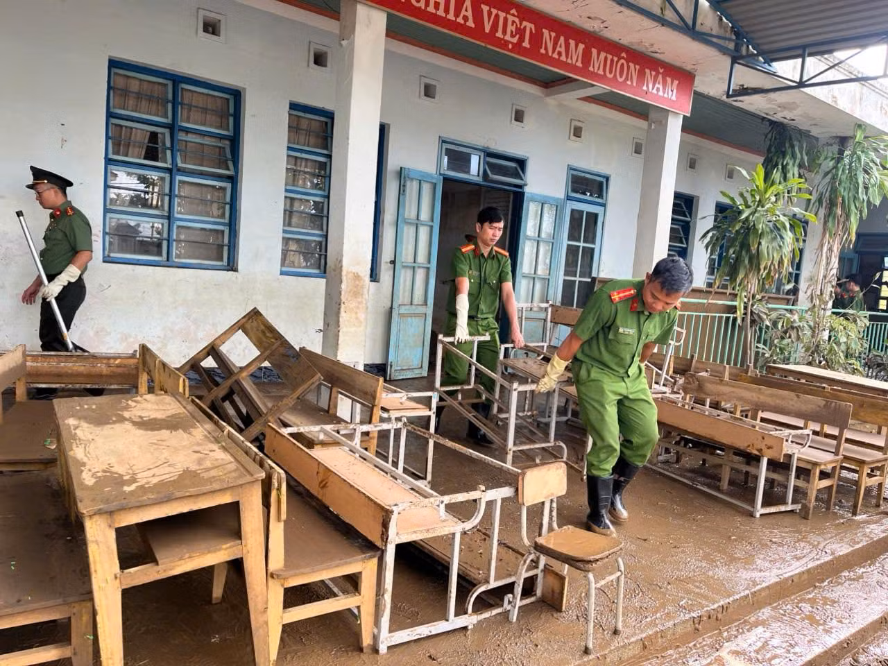 Công an Đồng Nai chuyển gần 200 tấn hàng hỗ trợ đồng bào tại tỉnh Đắk Lắk -5