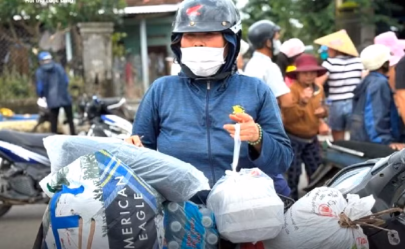 Những bếp ăn dã chiến làm ấm lòng người dân vùng lũ -0