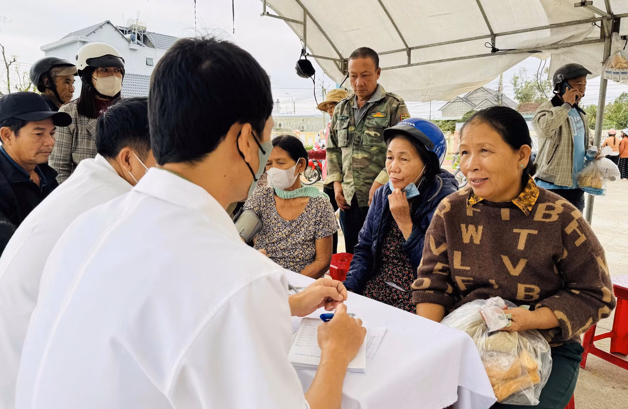 Công đoàn CAND cụm thi đua số 9: Khám bệnh, phát thuốc cho người dân vùng lũ Hoà Mỹ -0
