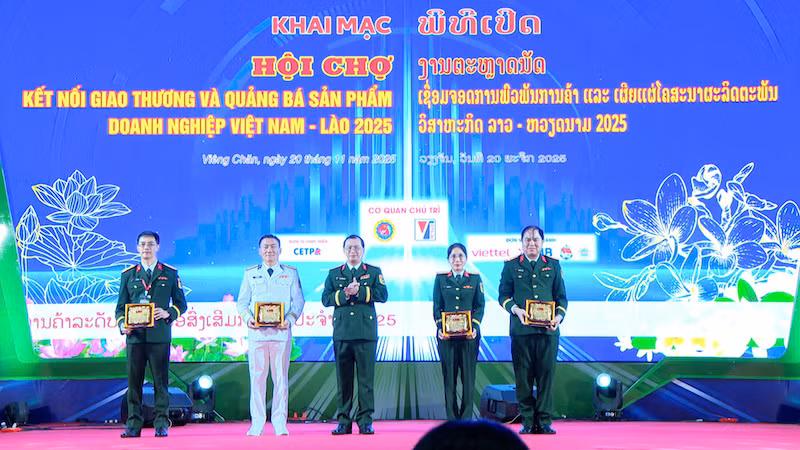 Hội chợ góp phần vun đắp mối quan hệ hữu nghị giữa hai Đảng, hai Nhà nước, hai Quân đội