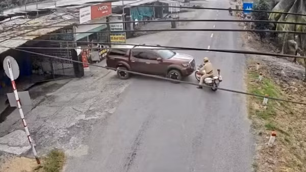 Truy xét tài xế xe bán tải chống người thi hành công vụ