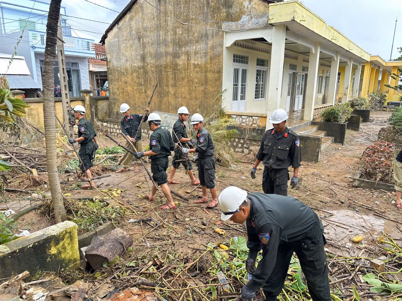 Sưởi ấm lòng dân sau cơn lũ dữ -0