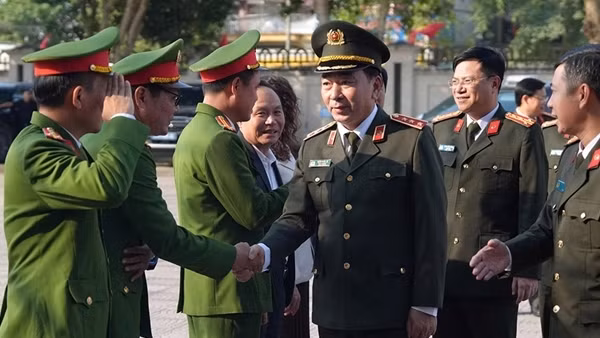 Thứ trưởng Trần Quốc Tỏ thăm, làm việc tại Công an xã Vạn An và Công an phường Trường Vinh