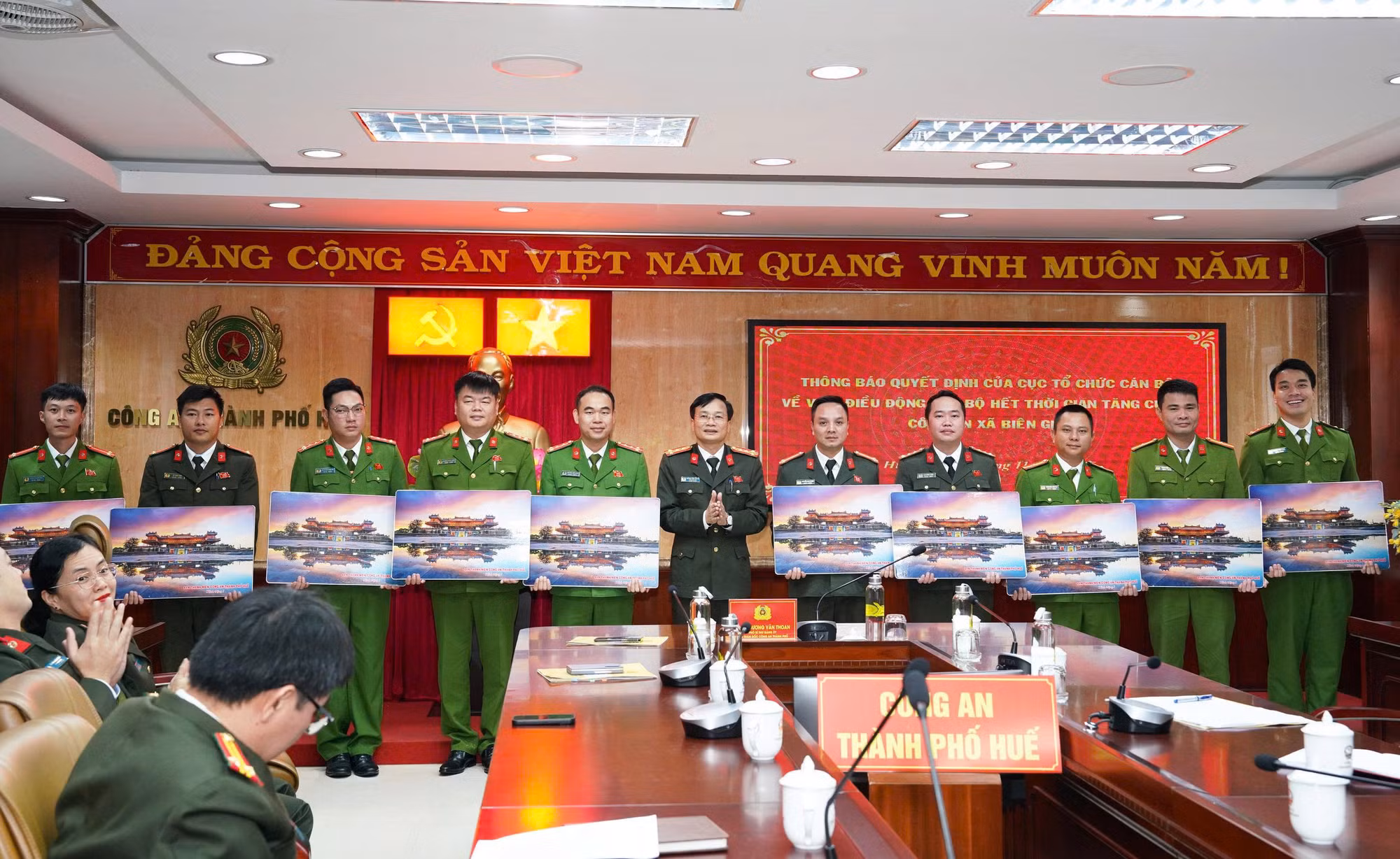 Cán bộ Công an tăng cường tại các xã biên giới của Huế góp sức giữ bình yên địa bàn -0