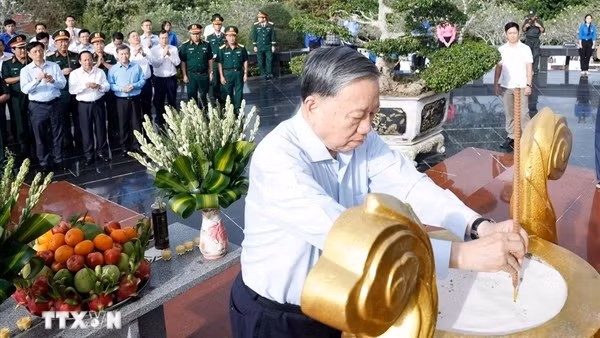 Tổng Bí thư dâng hương tưởng niệm Chủ tịch Hồ Chí Minh và các liệt sĩ ở Phú Quốc