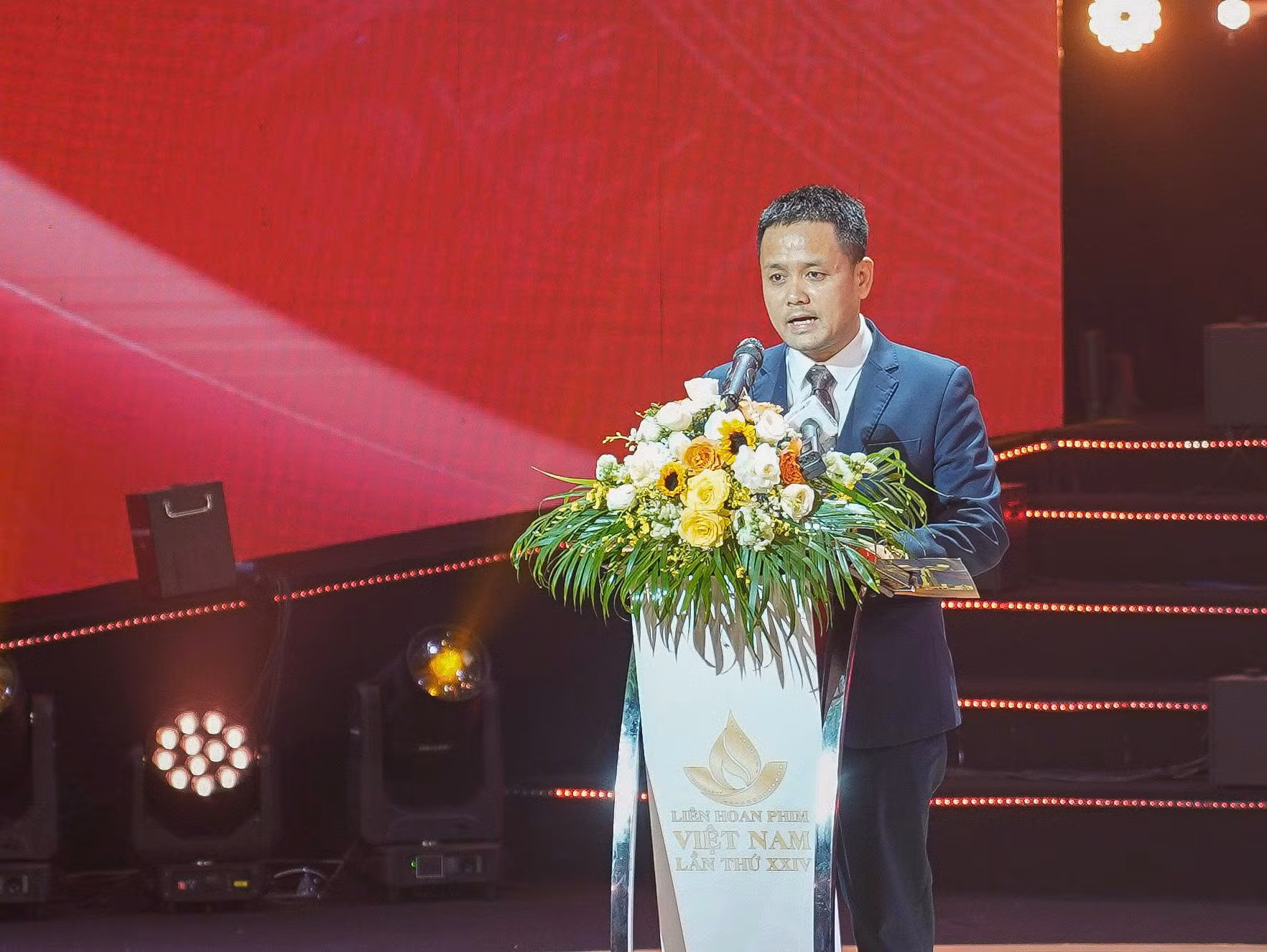 Bộ phim “Mưa đỏ” thắng giải Bông Sen Vàng và giải Bông Sen Bạc được trao cho ba bộ phim -0