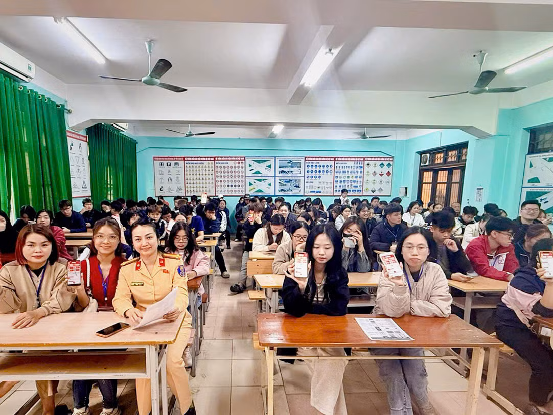 Hà Nội: hơn 10.000 thí sinh dự sát hạch được hướng dẫn cài đặt ứng dụng VNeTraffic -0
