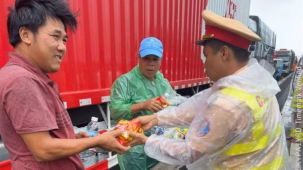 CSGT Khánh Hòa hỗ trợ hàng trăm suất ăn cho người dân trên xe ô tô tạm dừng do ảnh hưởng lũ lụt