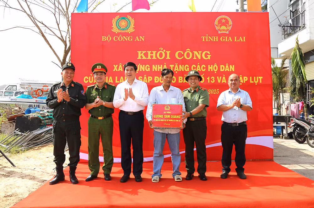 Bộ Công an hỗ trợ 50 tấn hàng và 1 tỷ đồng cho đồng bào Gia Lai -4