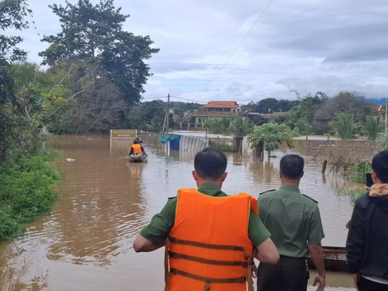 Công an các đơn vị, địa phương khẩn trương sơ tán người dân ra khỏi khu vực nguy hiểm, bị nước lũ cô lập -0