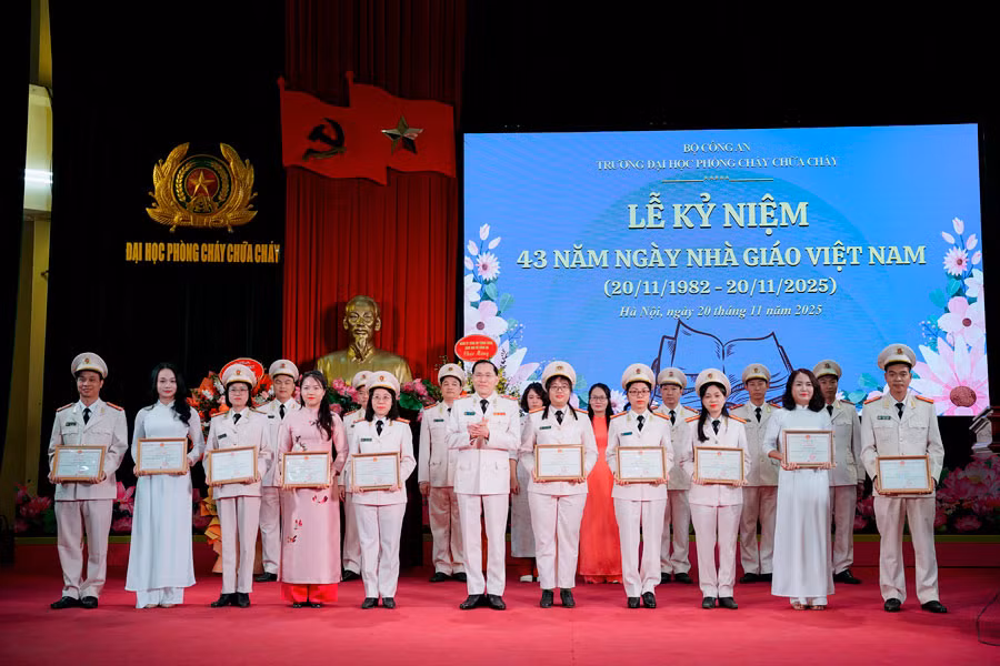 Trường đại học PCCC tôn vinh các nhà giáo tiêu biểu, có thành tích xuất sắc trong nghiên cứu khoa học -0