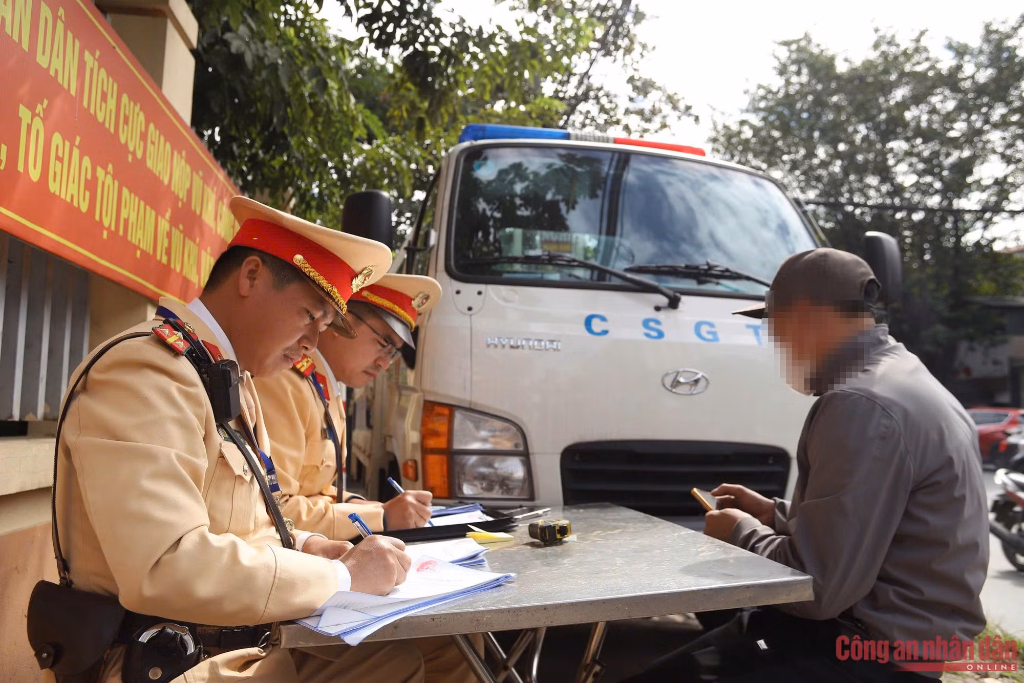 CSGT phối hợp Công an cấp xã xử lý xe ba bánh tự chế, xe chở hàng cồng kềnh ảnh 5 33436460835313181532.jpg -0