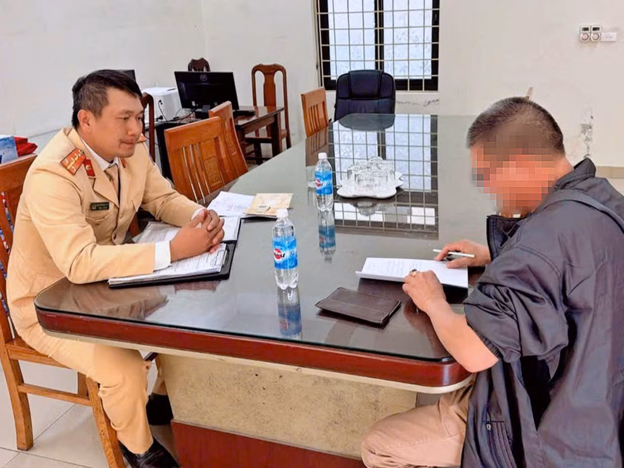 Xử phạt tài xế xe khách cản trở đoàn xe ưu tiên -0