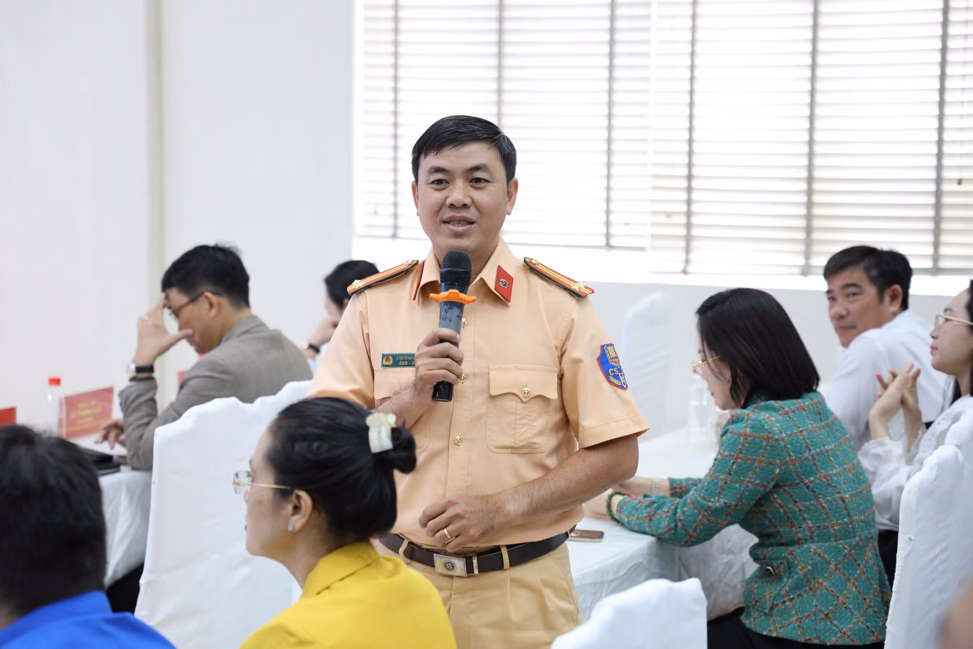 Tuyên truyền pháp luật về an toàn giao thông bằng phiên tòa giả định thu hút đông đảo sinh viên -2