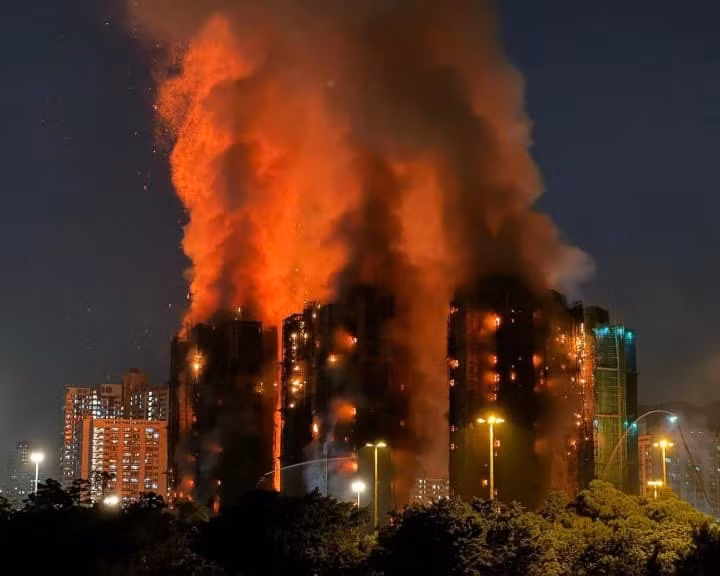Hỏa hoạn bao trùm 3 tòa chung cư ở Hong Kong -0
