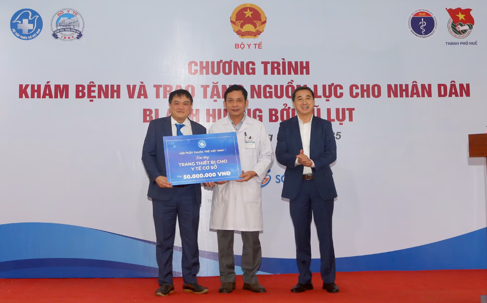 Hơn 1.000 người dân ở vùng lũ lụt TP Huế được khám bệnh, cấp thuốc miễn phí -0