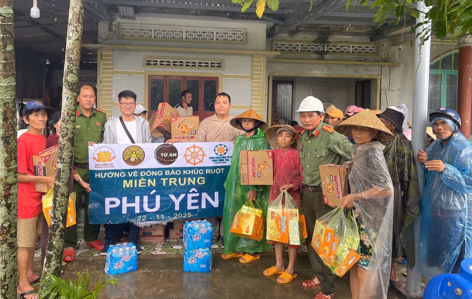 Lũ lụt đi qua, tình quân dân ở lại -0