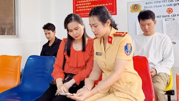 Công an Cà Mau đẩy mạnh cài đặt ứng dụng VNeTraffic