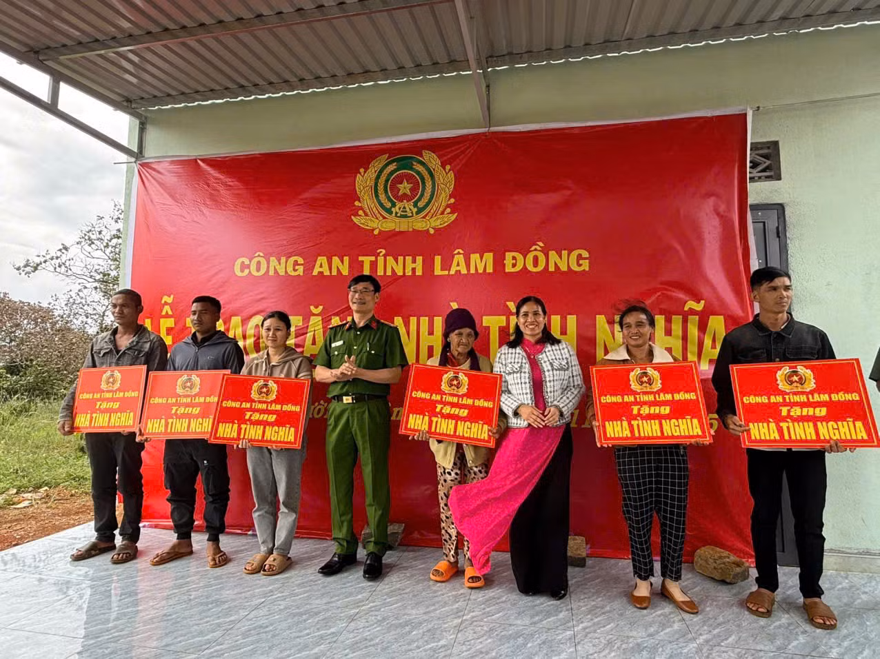Hiệp hội Thể thao Công an nhân dân hỗ trợ xây dựng 14 nhà tạm, nhà dột nát tại Lâm Đồng -0