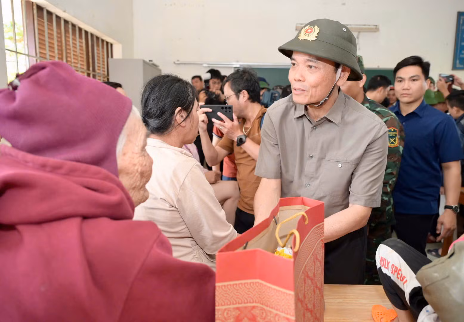 Triệu tấm lòng người dân TP Hồ Chí Minh hướng về đồng bào vùng lũ -0