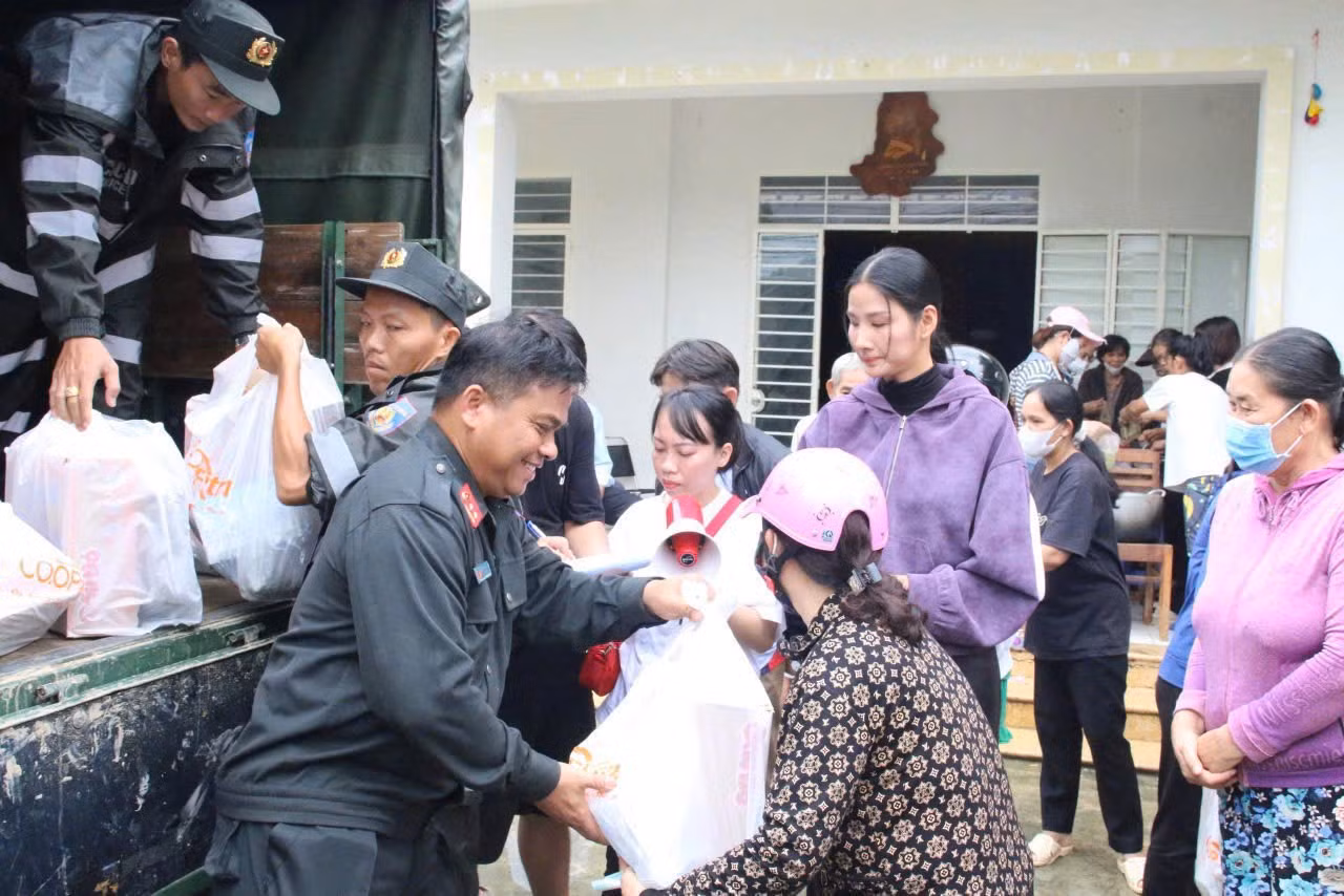Cảnh sát cơ động Nam Trung Bộ phối hợp tặng quà trị giá hơn 1 tỷ đồng cho bà con vùng lũ -0