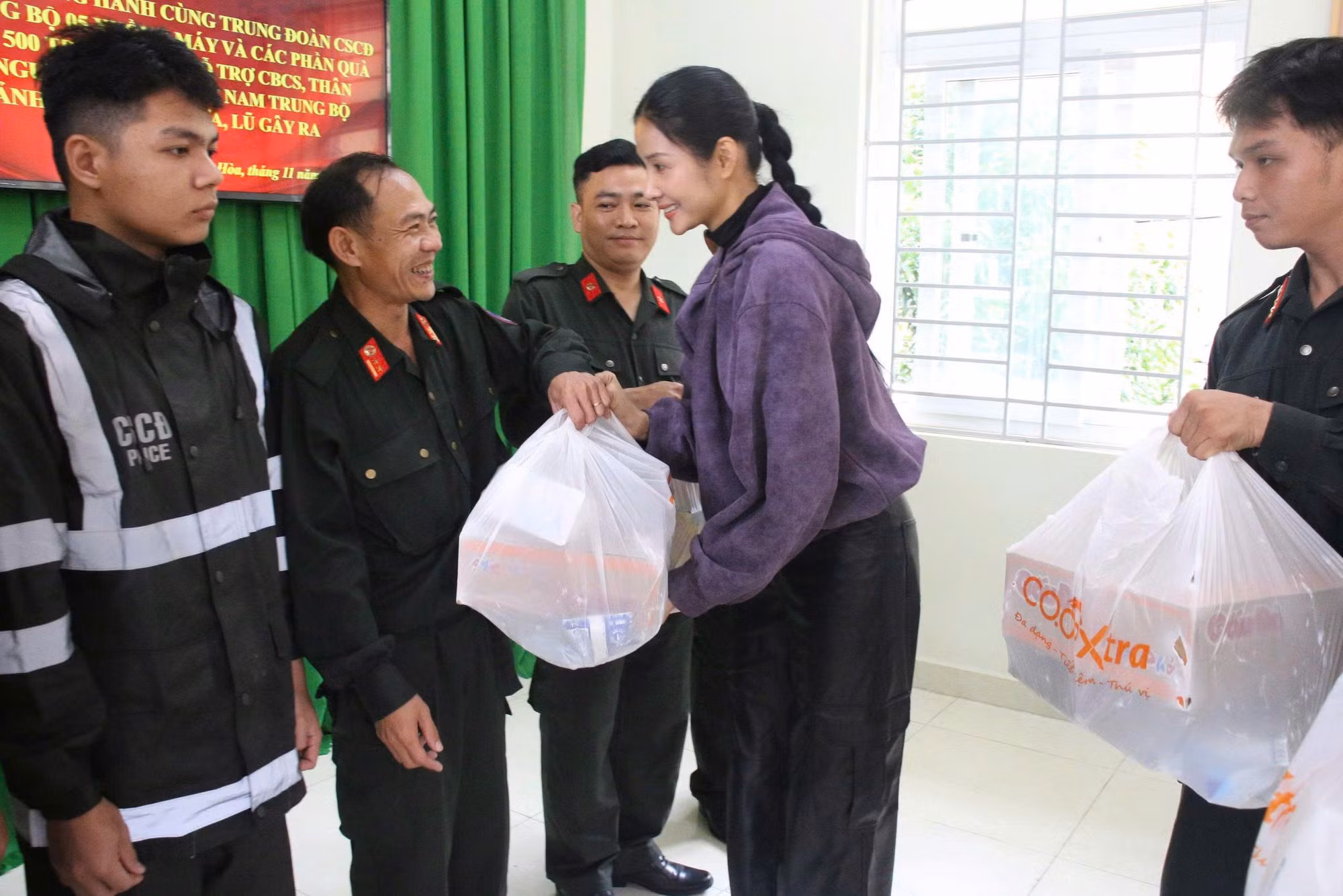 Cảnh sát cơ động Nam Trung Bộ phối hợp tặng quà trị giá hơn 1 tỷ đồng cho bà con vùng lũ -0