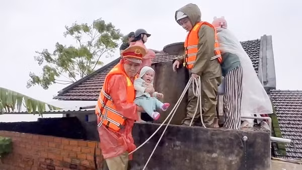 Những cuộc cứu nạn xúc động giữa tâm lũ
