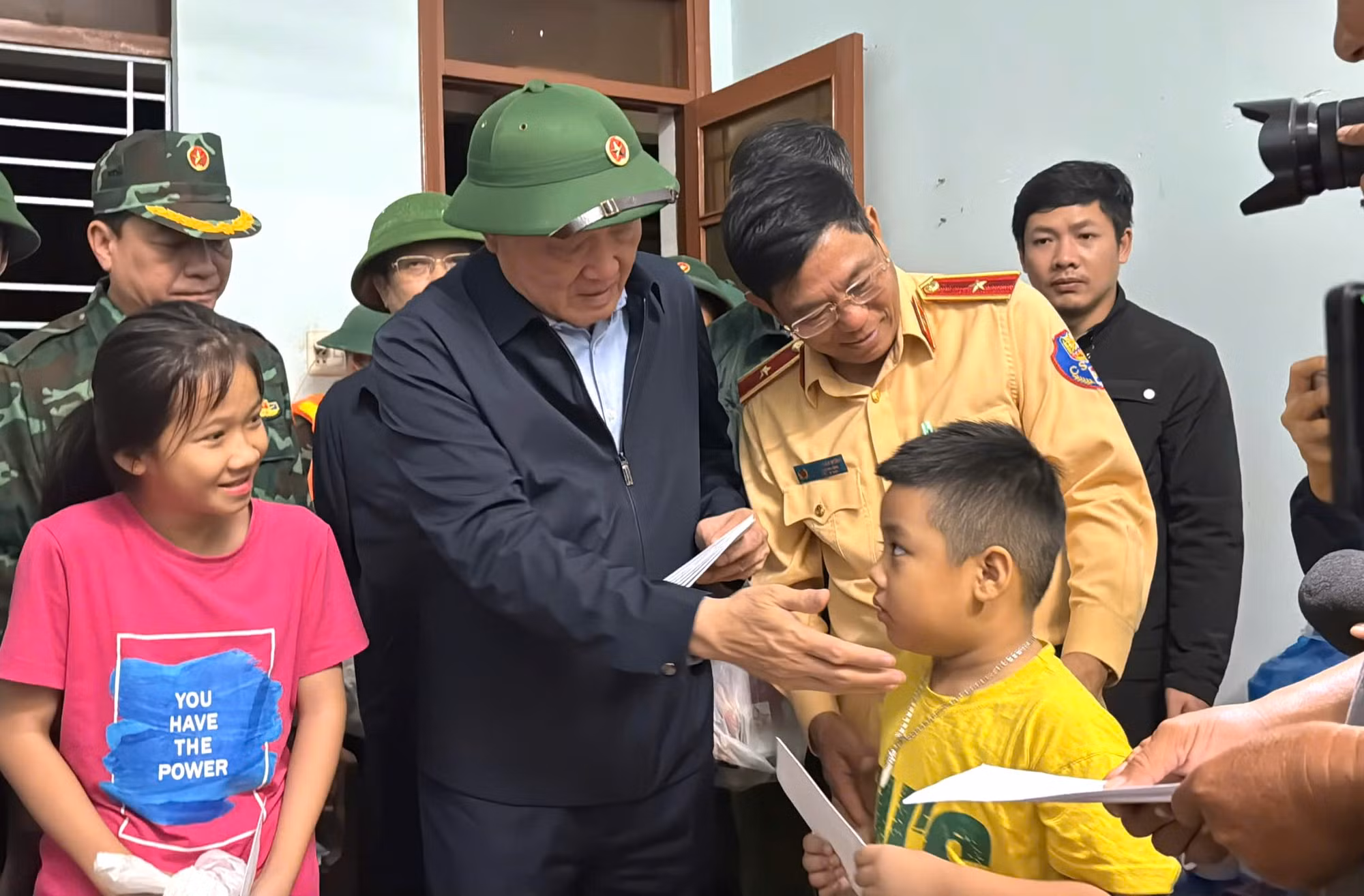 Phó thủ tướng Thường trực Chính phủ Nguyễn Hoà Bình thăm vùng lũ Đông Đắk Lắk -0