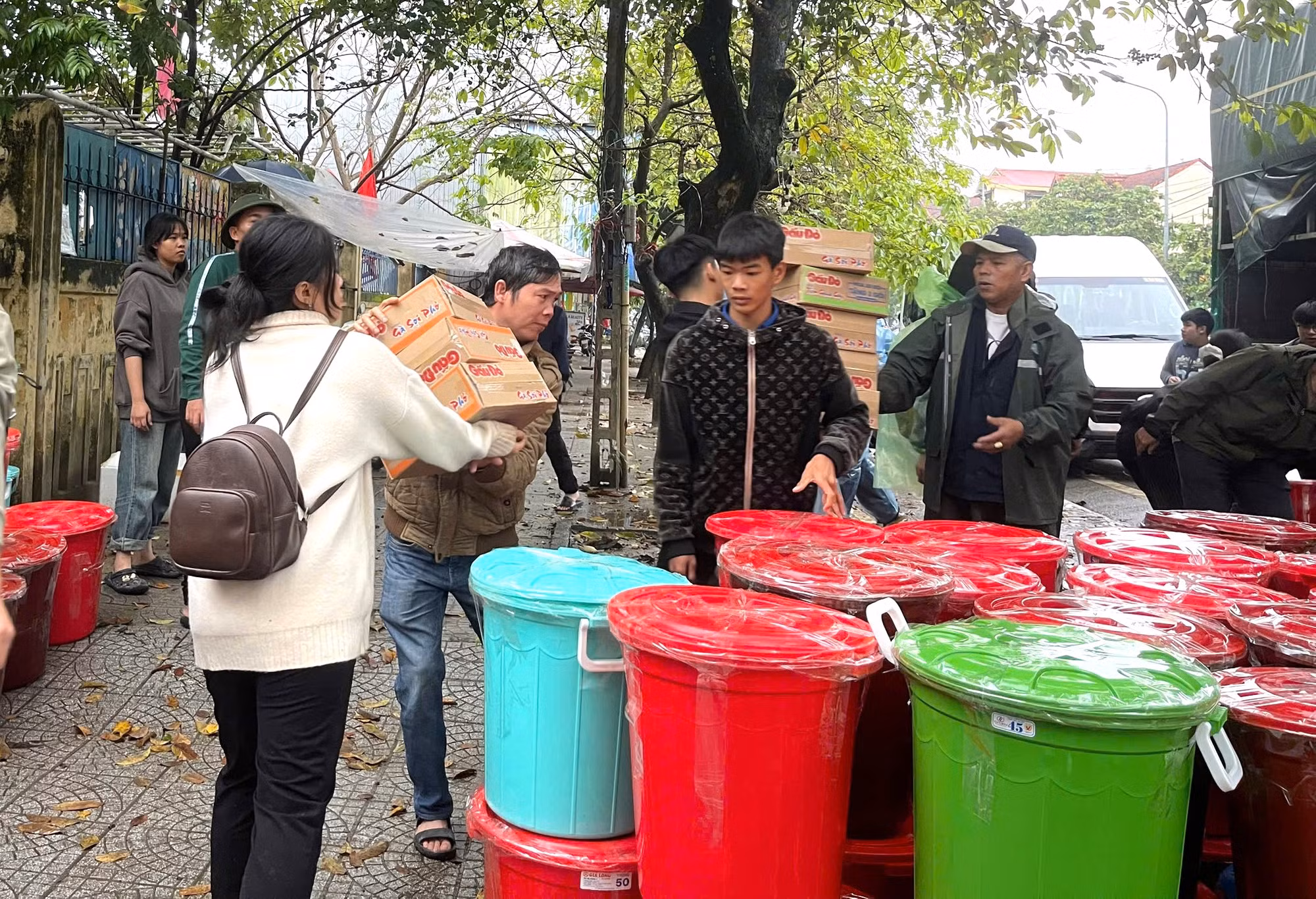 Vừa trải qua đợt lũ lịch sử, người dân TP Huế chung sức hỗ trợ bà con vùng lũ Nam Trung Bộ -0