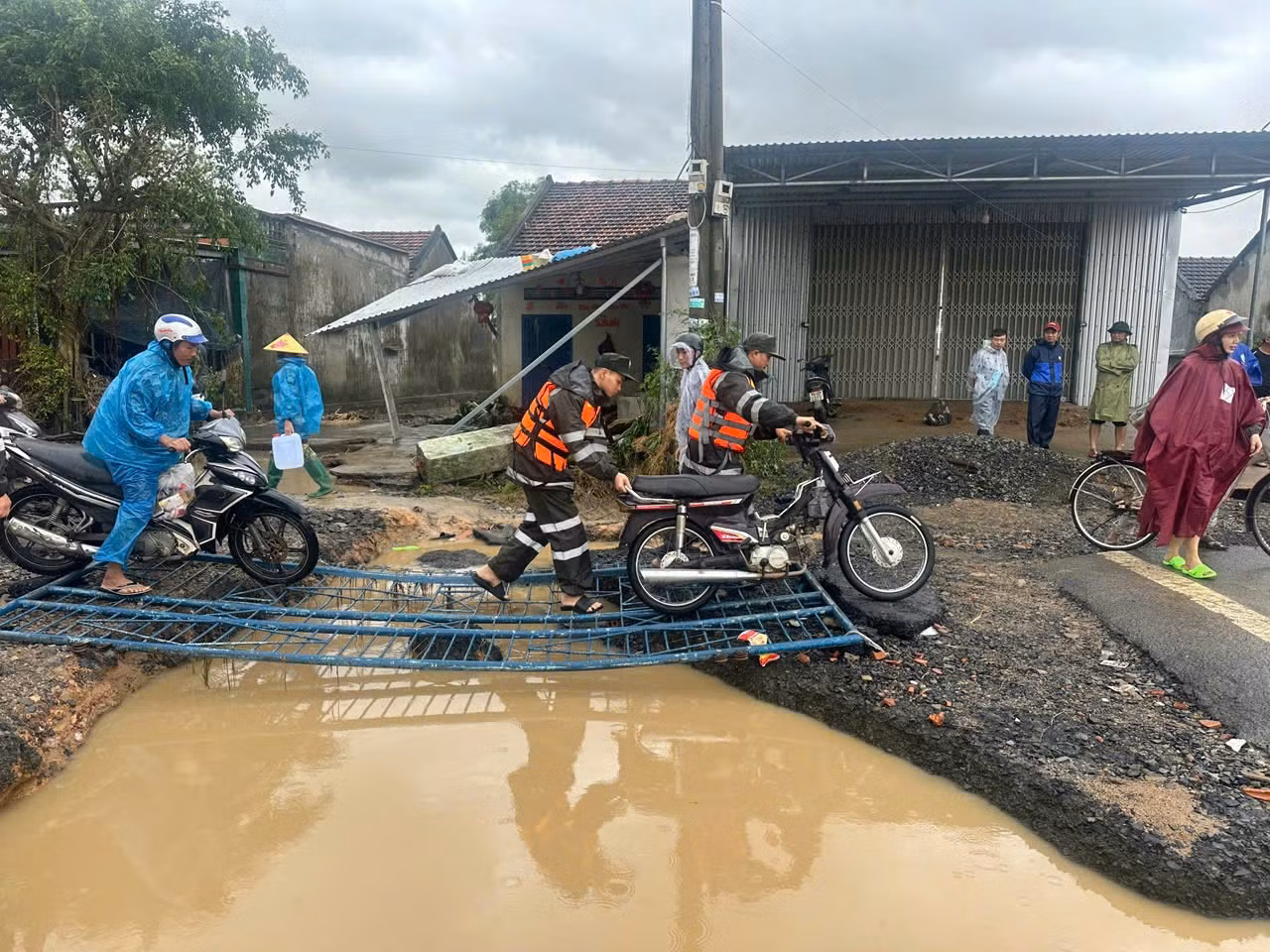 Bộ Tư lệnh Cảnh sát cơ động huy động tối đa lực lượng, ngày đêm hỗ trợ nhân dân vùng lũ miền Trung -0