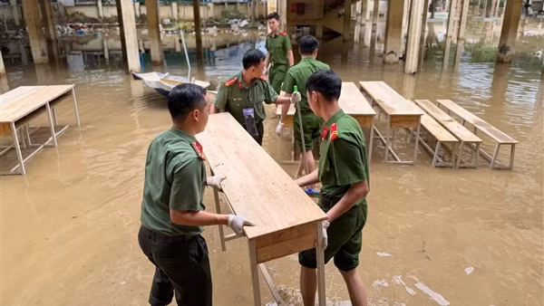 Tuổi trẻ Công an Khánh Hoà hỗ trợ các trường học khắc phục hậu quả lũ lụt