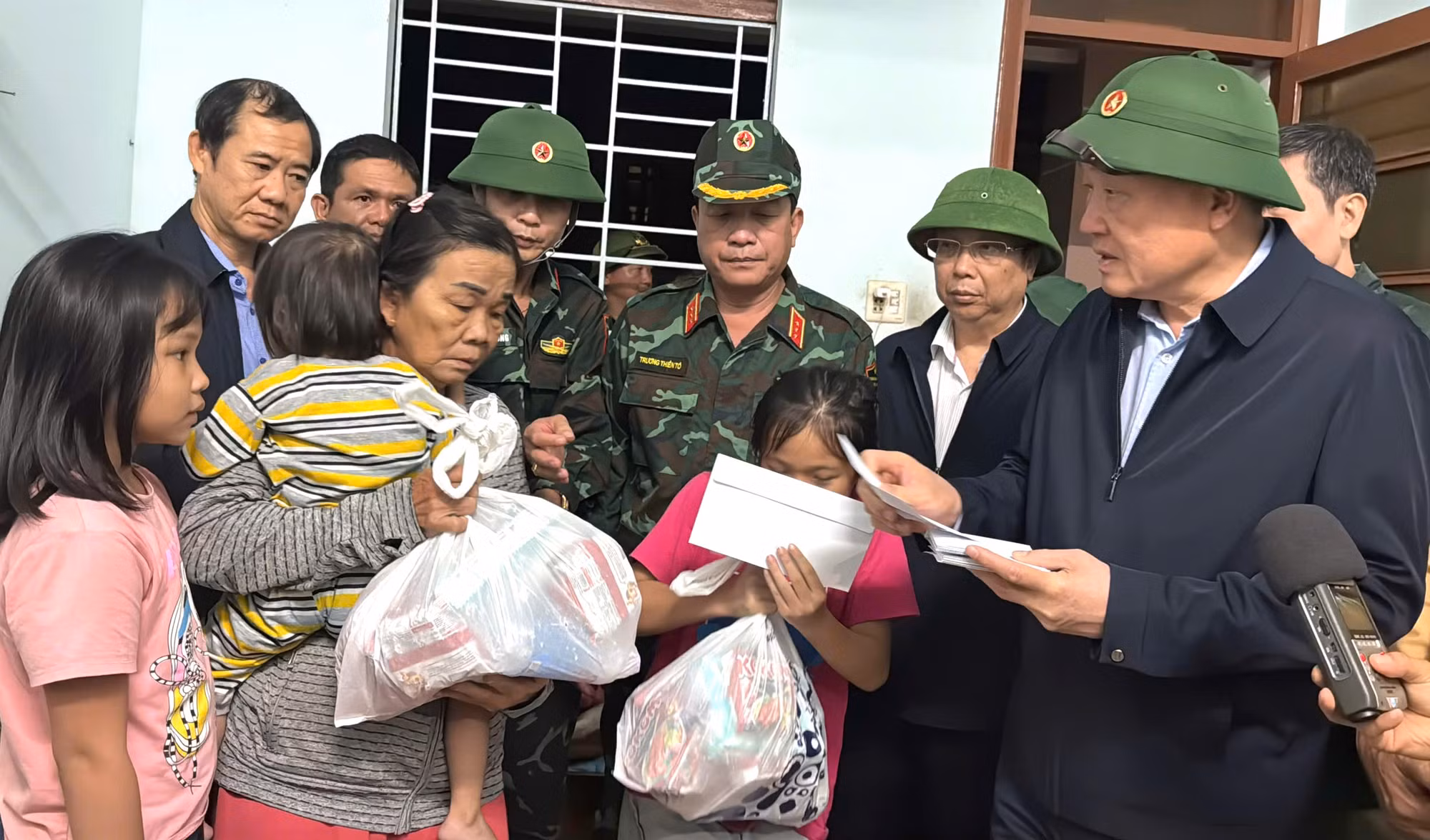 Phó thủ tướng Thường trực Chính phủ Nguyễn Hoà Bình thăm vùng lũ Đông Đắk Lắk -0