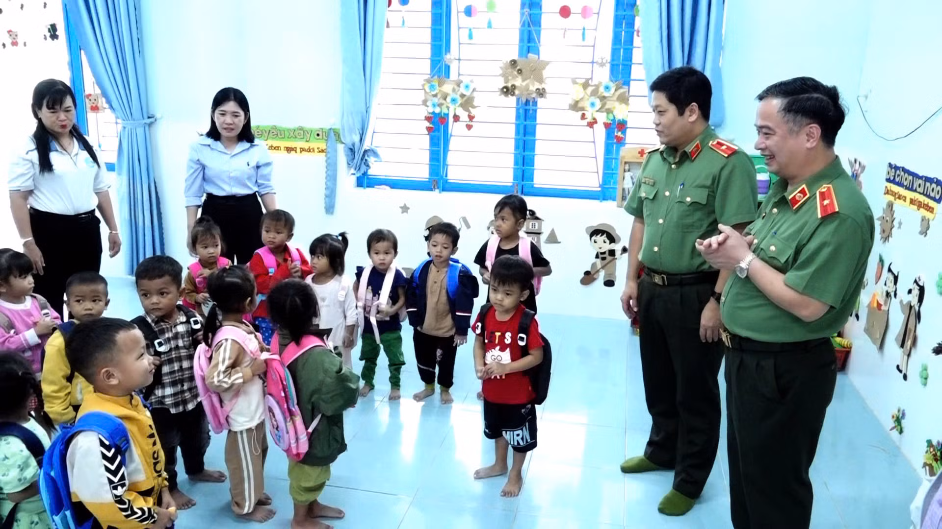 Đoàn công tác Bộ Công an tặng quà Trường Mầm non Hướng Dương ở Khánh Hòa bị ảnh hưởng mưa lũ -0