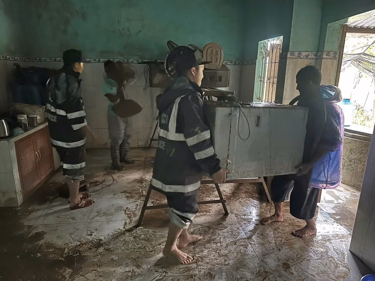 Bộ Tư lệnh Cảnh sát cơ động huy động tối đa lực lượng, ngày đêm hỗ trợ nhân dân vùng lũ miền Trung -1
