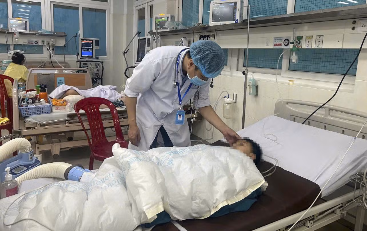 Người đàn ông ôm 2 cháu bé nhảy xuống sông Trà Khúc, một bé tử vong -0