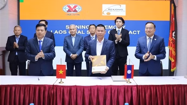 Hai đơn vị của TKV ký kết hợp đồng mua bán than với Lào, mở ra giai đoạn hợp tác mới