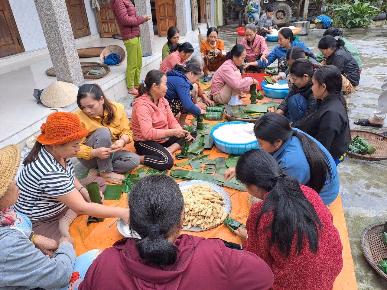 Vừa trải qua đợt lũ lịch sử, người dân TP Huế chung sức hỗ trợ bà con vùng lũ Nam Trung Bộ -0