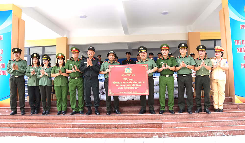 Bộ Công an hỗ trợ 50 tấn hàng và 1 tỷ đồng cho đồng bào Gia Lai -6