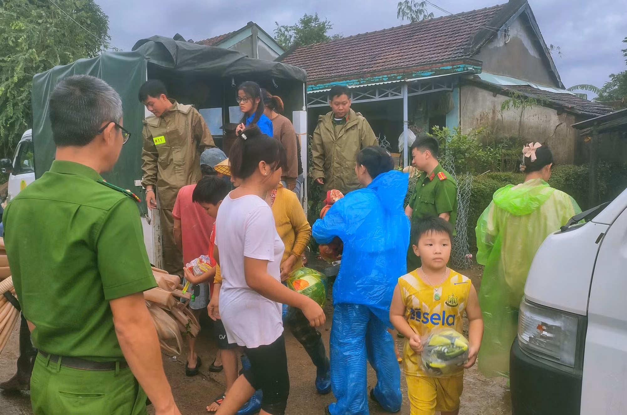 Lũ lụt đi qua, tình quân dân ở lại -0