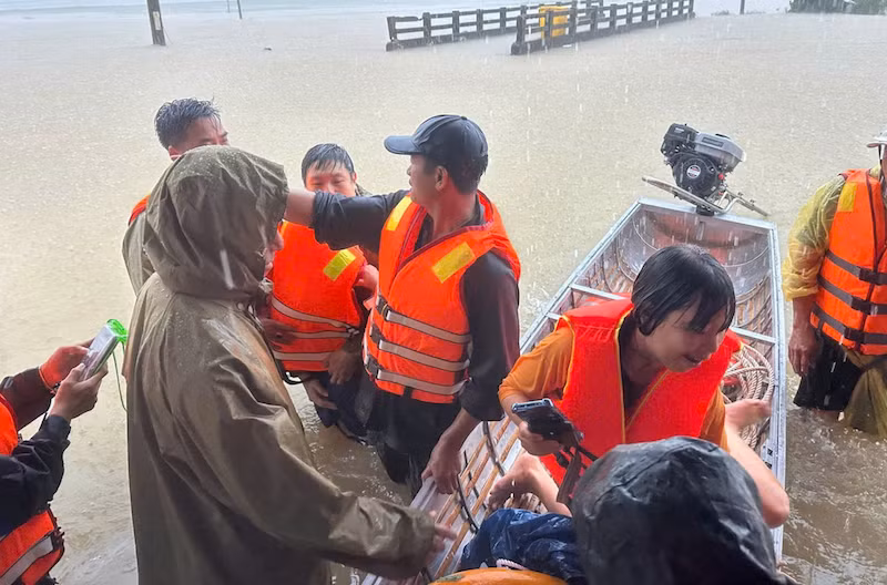 Lực lượng CAND ứng phó, khắc phục hậu quả mưa lũ với tinh thần trách nhiệm cao nhất -0