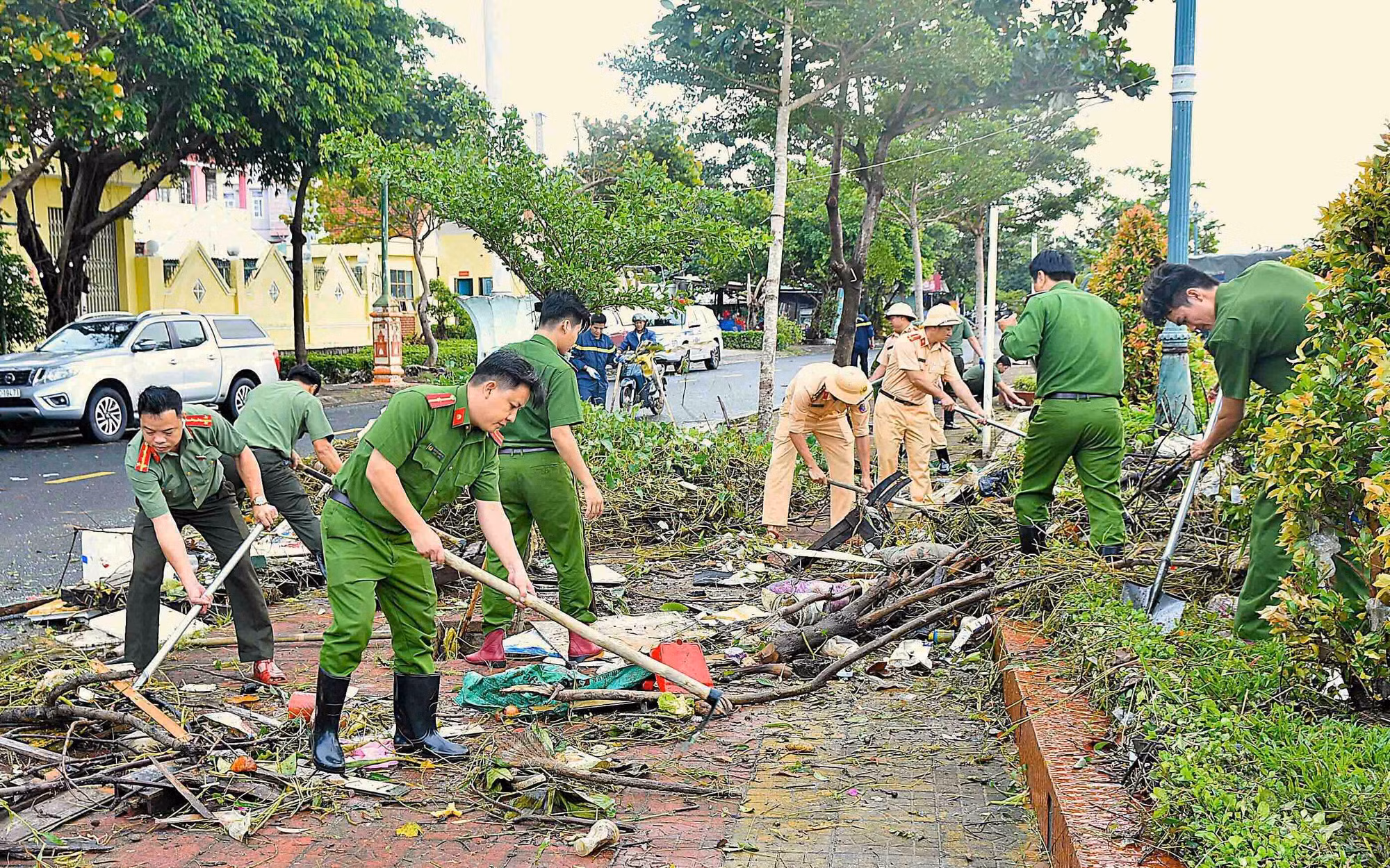 Công an Đồng Nai tích cực dọn dẹp vệ sinh môi trường vũng lũ ở Đắk Lắk -0