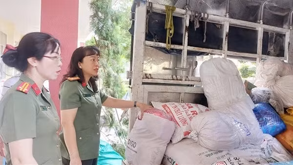 Công an tỉnh Đồng Tháp hướng về đồng bào vùng lũ các tỉnh miền Trung