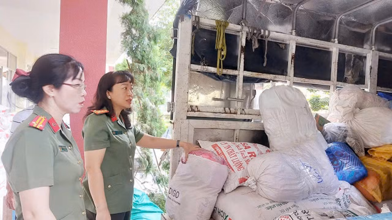Công an Đồng Tháp chung tay hướng về đồng bào các tỉnh miền Trung sau lũ dữ -0