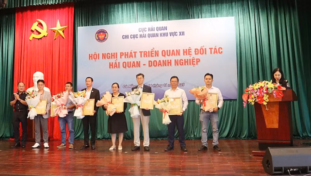 Hải quan lấy người dân, doanh nghiệp làm trung tâm phục vụ -1